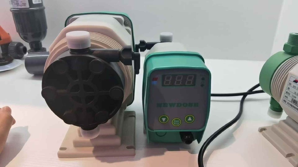 夏季水上乐园中新道茨计量泵的应用理念——打造安全稳定水质管理系统的智能加药解决方案